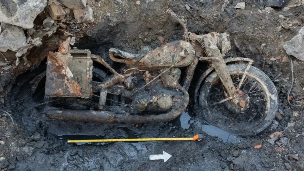 Seca histórica baixou o nível do rio Danúbio e revelou em Budapeste uma rara motocicleta militar alemã da Segunda Guerra Mundial praticamente intacta, além dos restos de dois possíveis soldados encontrados sob o veículo, preservados por mais de 80 anos em uma mistura de lama, combustível e óleo