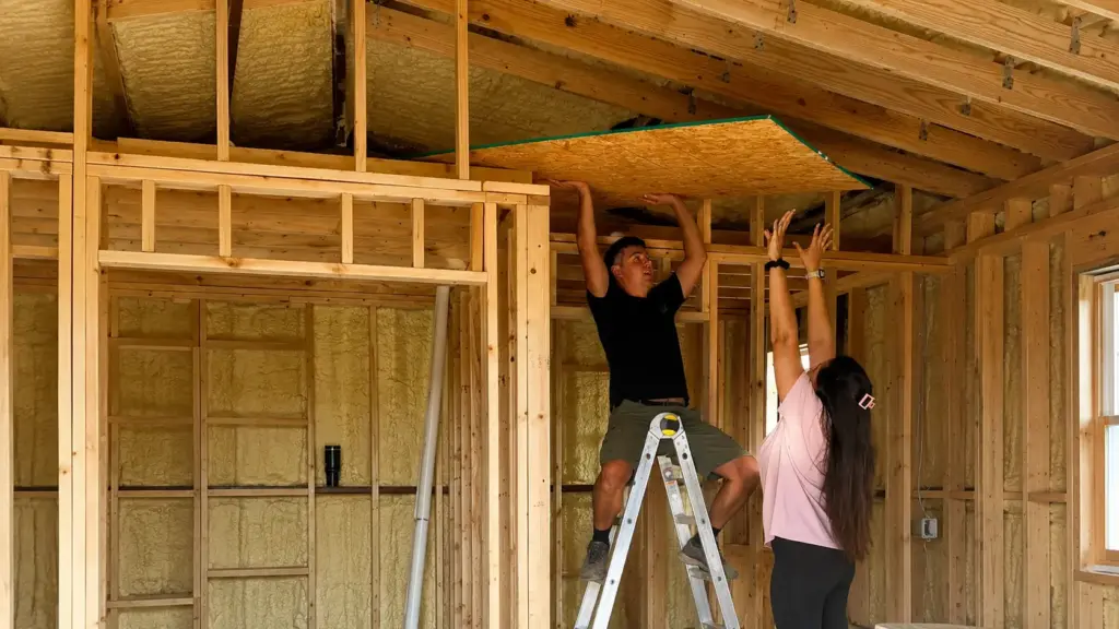 Após receber orçamento de US$ 63 mil, casal sem experiência aprende pela internet e ergue casa de 37 m² para a mãe por US$ 33 mil em oito semanas Após receber orçamento de US$ 63 mil, casal sem experiência aprende pela internet e ergue casa de 37 m² para a mãe por US$ 33 mil em oito semanas