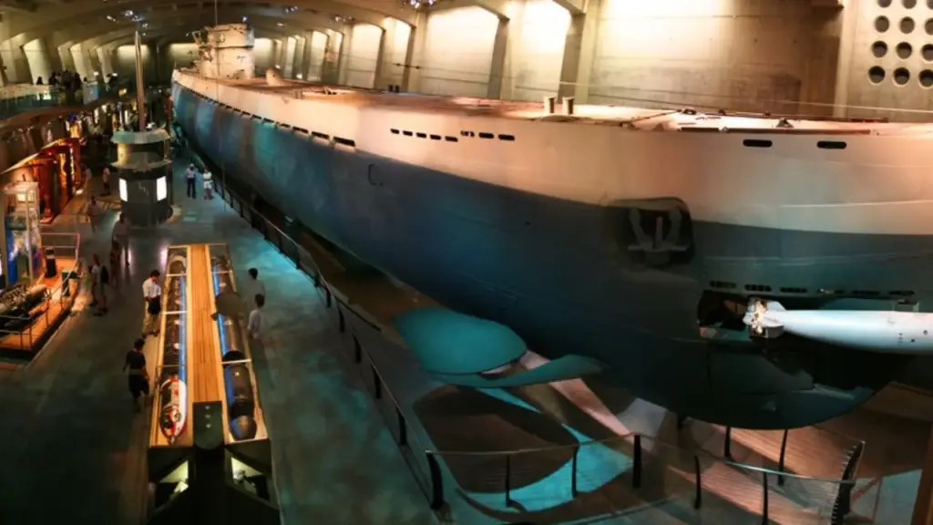 Submarino alemão foi colocado sobre 144 pneus, percorreu cerca de 300 metros sobre terra e depois desceu quatro andares durante uma operação de dois dias para terminar preservado dentro de um museu em Chicago, décadas depois de atravessar 3.000 milhas e 28 eclusas até chegar à cidade Submarino alemão foi colocado sobre 144 pneus, percorreu cerca de 300 metros sobre terra e depois desceu quatro andares durante uma operação de dois dias para terminar preservado dentro de um museu em Chicago, décadas depois de atravessar 3.000 milhas e 28 eclusas até chegar à cidade