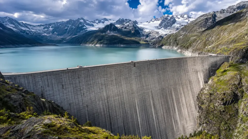 Suíça ergueu nos Alpes uma muralha de 285 metros com quase 6 milhões de metros cúbicos de concreto, abriu mais de 100 quilômetros de túneis para captar água de 35 geleiras e criou um reservatório capaz de armazenar 400 bilhões de litros