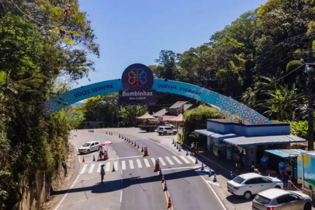 TCE manda Bombinhas suspender isenção da taxa ambiental para mais de um veículo por imóvel alugado, aponta R$ 67,5 mil que deixaram de ser lançados e aplica multas individuais de R$ 8,5 mil a dois secretários de Finanças; prefeitura diz que decisão é inicial e vai recorrer