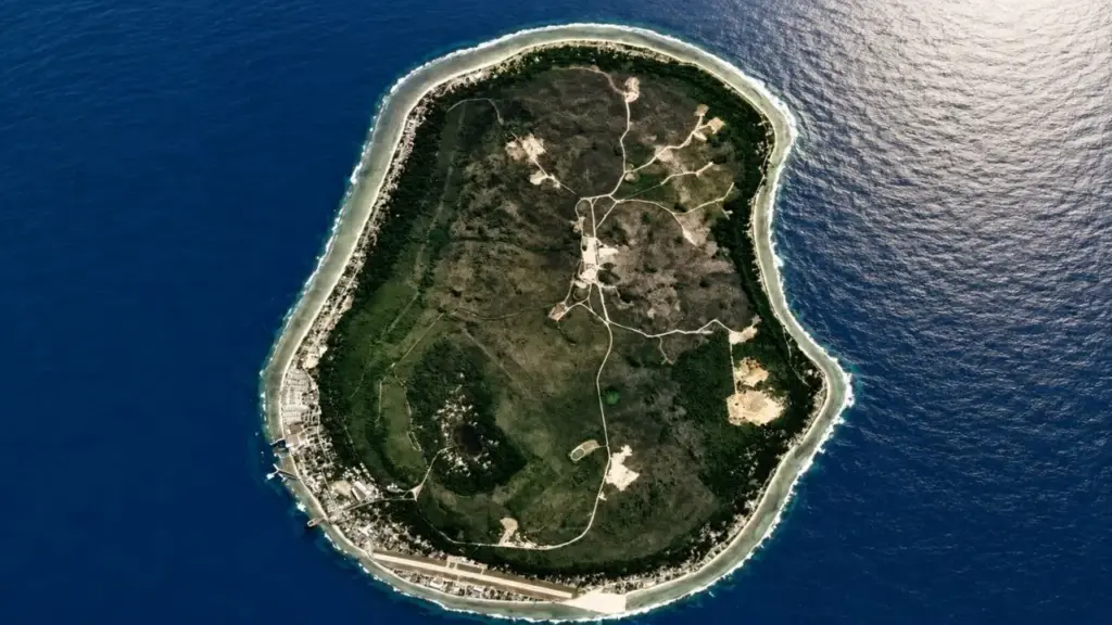 Terceiro menor país do mundo abandona o nome Nauru e passa a se chamar República de Naoero, mudança aprovada pelo Congresso para recuperar a pronúncia local de uma ilha de apenas 21 quilômetros quadrados, cerca de 12 mil habitantes e um território onde a mineração destruiu 90% das terras cultiváveis