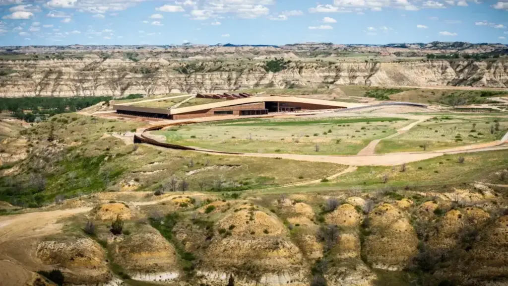Na paisagem árida, cidadezinha do Velho Oeste com 130 moradores ganha biblioteca presidencial de US$ 450 milhões com quase 9 mil m², telhado verde de 11 mil m² e vistas para as Badlands