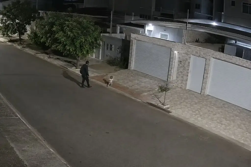 Trabalhador interrompe o caminho às 4h30 da madrugada ao encontrar menino de 1 ano andando sozinho por rua de Guarantã do Norte, aciona a polícia e espera até a mãe aparecer na delegacia, duas horas depois, para o reencontro em segurança