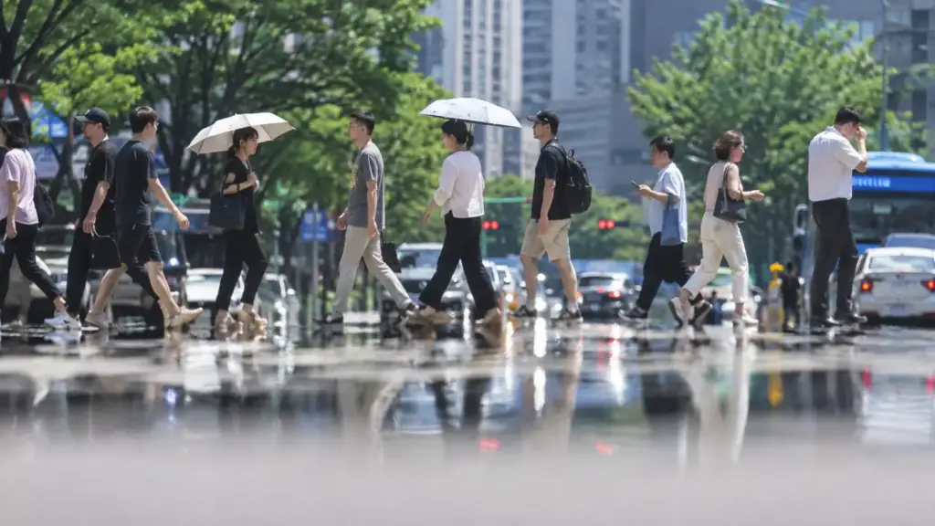 Coreia do Sul registra a maior temperatura de sua história com impressionantes 42,5°C, quebra um recorde mantido desde 1904, amplia alertas emergenciais por SMS, suspende atividades ao ar livre e entra em estado de atenção com a onda de calor avançando sobre Seul Coreia do Sul registra a maior temperatura de sua história com impressionantes 42,5°C, quebra um recorde mantido desde 1904, amplia alertas emergenciais por SMS, suspende atividades ao ar livre e entra em estado de atenção com a onda de calor avançando sobre Seul