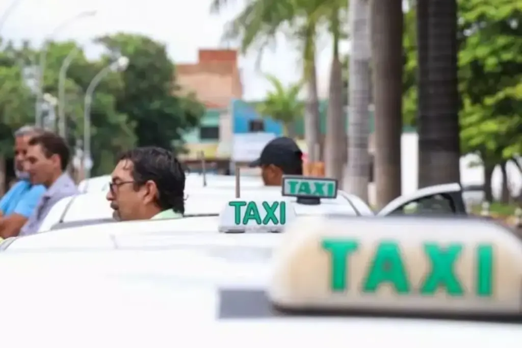 Trocados pelos aplicativos, taxistas de Campo Grande estacionam na porta do hospital e oferecem corridas grátis a doadores de sangue e pacientes que saem das consultas