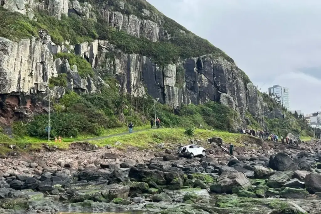 Um Ford Ka despencou do alto do Morro do Farol, em Torres, na noite de sábado (29), e o motorista de 25 anos foi resgatado entre as pedras da orla com dores e hematomas, horas depois de deixar sem autorização o hospital onde havia sido internado no Litoral Norte gaúcho Um Ford Ka despencou do alto do Morro do Farol, em Torres, na noite de sábado (29), e o motorista de 25 anos foi resgatado entre as pedras da orla com dores e hematomas, horas depois de deixar sem autorização o hospital onde havia sido internado no Litoral Norte gaúcho