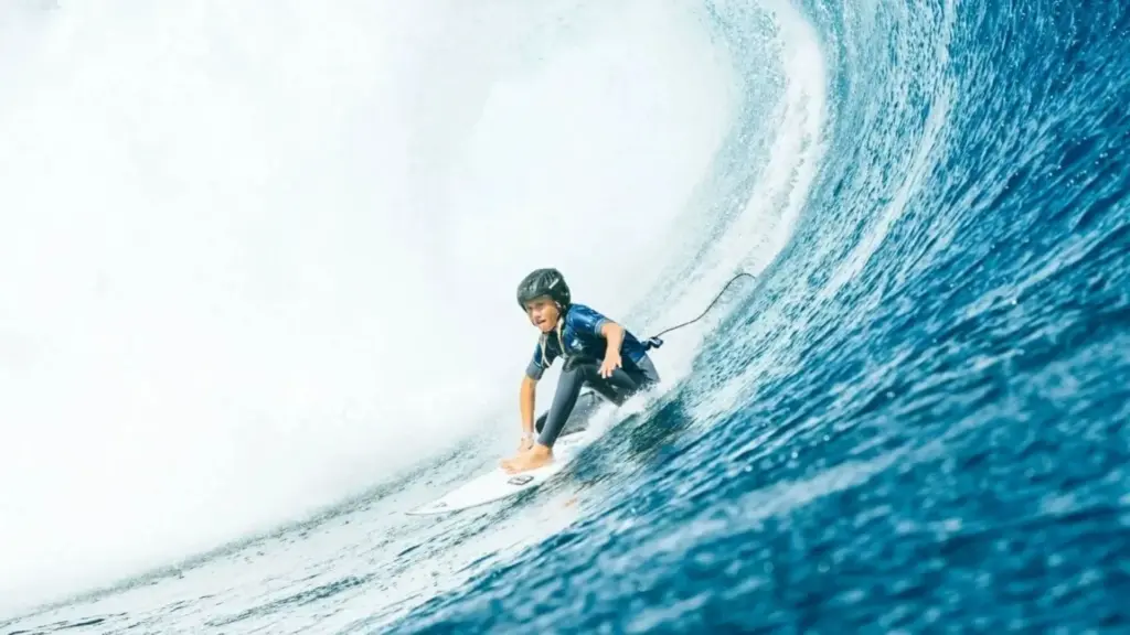 Um dia após completar 14 anos, Kelia Gallina derruba a bicampeã mundial Tyler Wright, elimina a campeã olímpica Caroline Marks e chega às quartas do temido Tahiti Pro, numa sequência que transforma a jovem local na principal surpresa de Teahupo’o