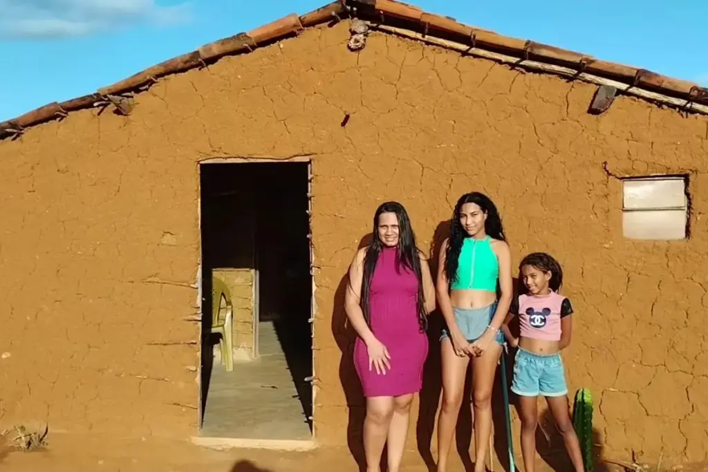 Uma casinha de barro desafia o tempo no sertão, Márcia abre as portas de uma construção simples onde paredes de taipa preservam uma rotina moldada pela tradição e resistência sertaneja, enquanto a técnica ainda permanece presente em áreas rurais nordestinas