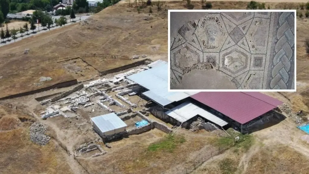 Uma das três maiores vilas romanas da Anatólia emerge em Pompeiópolis com mosaicos de 1.800 anos, salão formal de 112 metros quadrados e indícios de que o complexo ultrapassa 3.000 metros quadrados, enquanto arqueólogos restauram a residência atribuída à elite antes que novos trechos se deteriorem Uma das três maiores vilas romanas da Anatólia emerge em Pompeiópolis com mosaicos de 1.800 anos, salão formal de 112 metros quadrados e indícios de que o complexo ultrapassa 3.000 metros quadrados, enquanto arqueólogos restauram a residência atribuída à elite antes que novos trechos se deteriorem