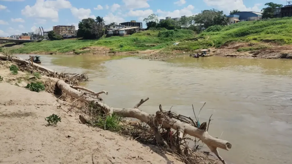 Sem chuvas recentes, Rio Acre mantém tendência de queda e bate 2 metros neste sábado