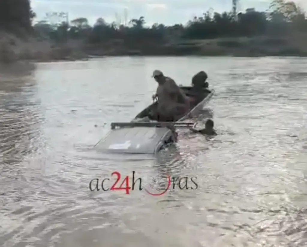 Caminhonete desgovernada cai no Rio Acre após falha nos freios Caminhonete desgovernada cai no Rio Acre após falha nos freios
