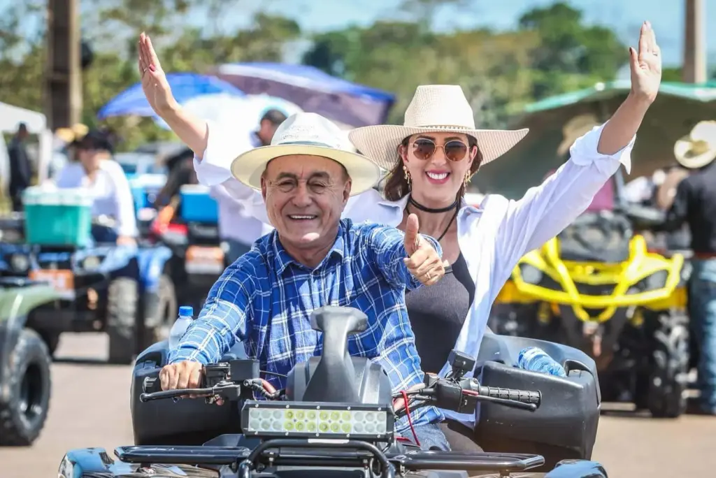 Tião Bocalom Participa da Cavalgada da Expoacre 2026 ao Lado da Esposa