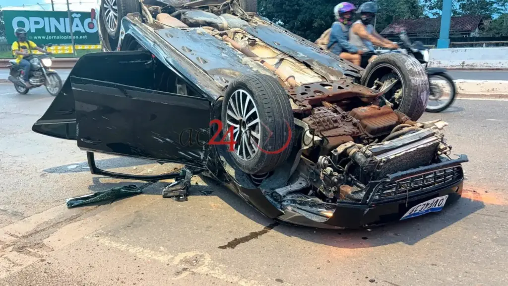Distração ao celular provoca capotamento de veículo na Ponte do Igarapé Judia Distração ao celular provoca capotamento de veículo na Ponte do Igarapé Judia