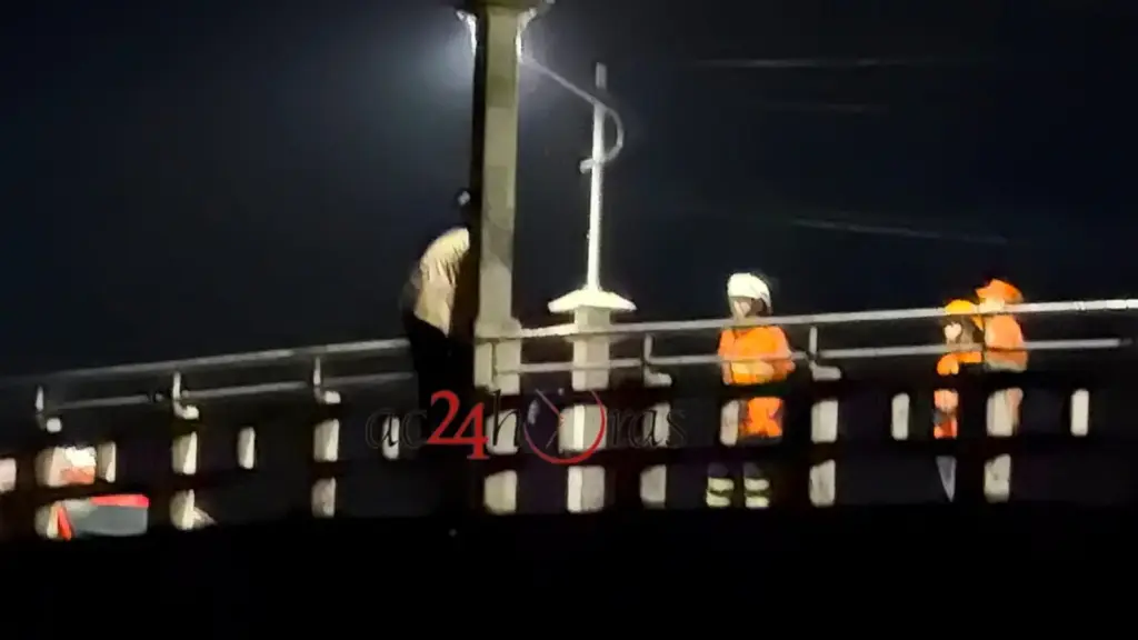 Ponte Nova é interditada após homem ameaçar se jogar da estrutura Ponte Nova é interditada após homem ameaçar se jogar da estrutura