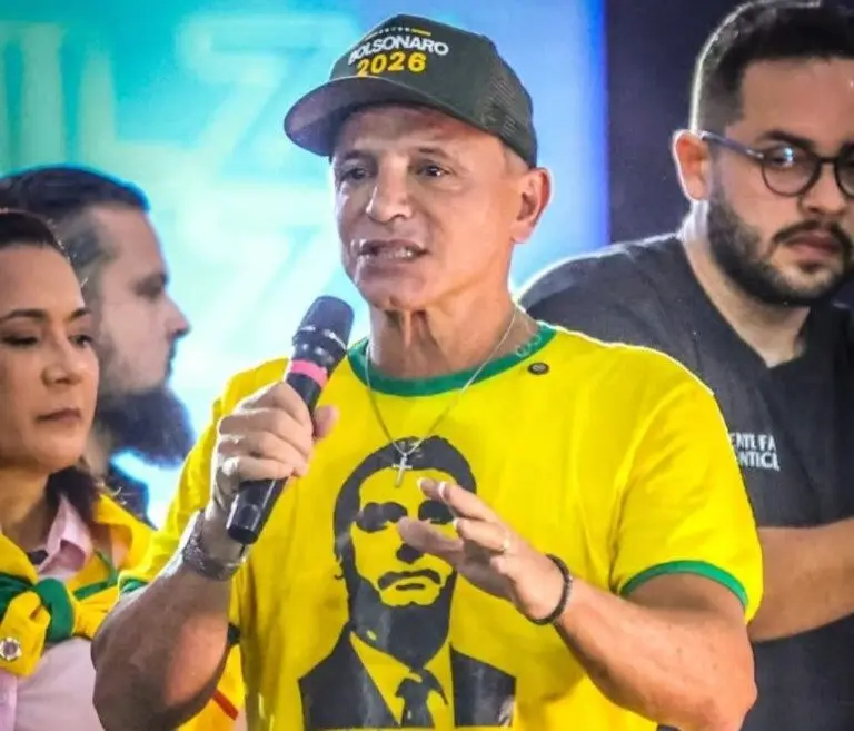 “Libertem Bolsonaro”: Marcio Bittar usa blusa em homenagem a Jair Bolsonaro “Libertem Bolsonaro”: Marcio Bittar usa blusa em homenagem a Jair Bolsonaro
