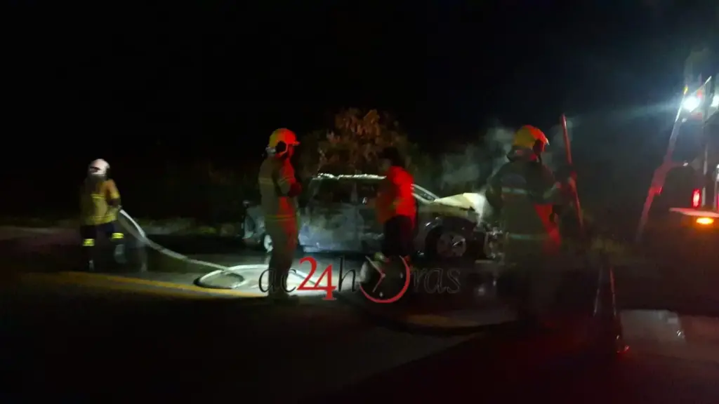 Acidente entre caminhonete e carro deixa quatro feridos e termina com capotamento e incêndio na BR-364 Acidente entre caminhonete e carro deixa quatro feridos e termina com capotamento e incêndio na BR-364