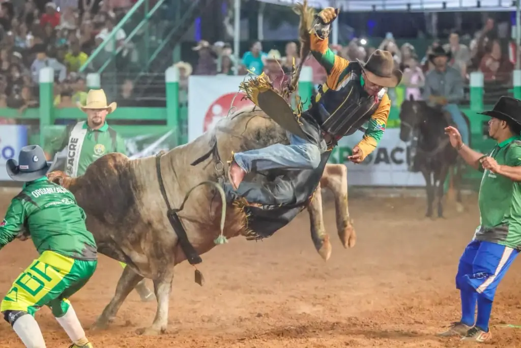 Galeria de imagens: veja como foi a final do Rodeio em Touros da Expoacre 2026