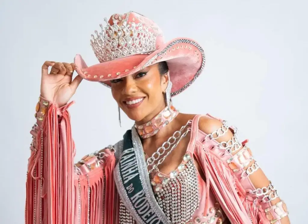 Mulher presa por injúria racial contra Rainha do Rodeio ganha liberdade após audiência de custódia Mulher presa por injúria racial contra Rainha do Rodeio ganha liberdade após audiência de custódia