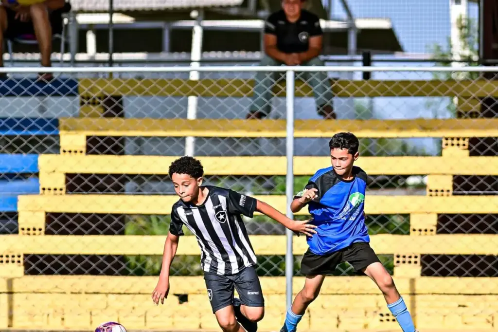Favoritos goleiam e avançam às quartas de final do Estadual Sub-13 Favoritos goleiam e avançam às quartas de final do Estadual Sub-13