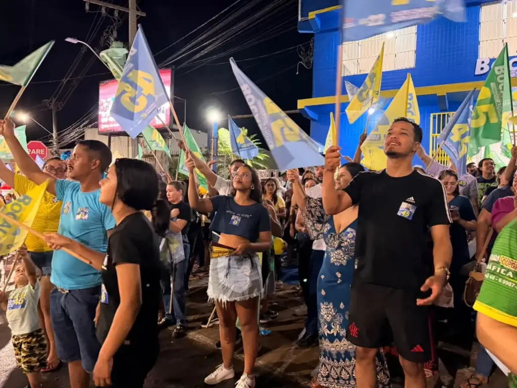 Apoiadores se reúnem em ato de campanha em frente ao comitê de Tião Bocalom em Rio Branco