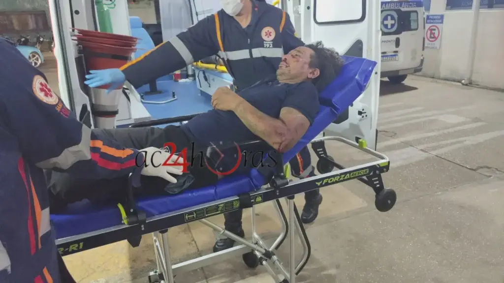 Homem em situação de rua e motociclista ficam feridos após atropelamento na avenida Ceará