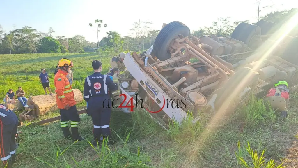 Carreta bitrem tomba e deixa duas pessoas feridas na Transacreana, em Rio Branco; passageiro ficou mais de 5h preso às ferragens Carreta bitrem tomba e deixa duas pessoas feridas na Transacreana, em Rio Branco; passageiro ficou mais de 5h preso às ferragens