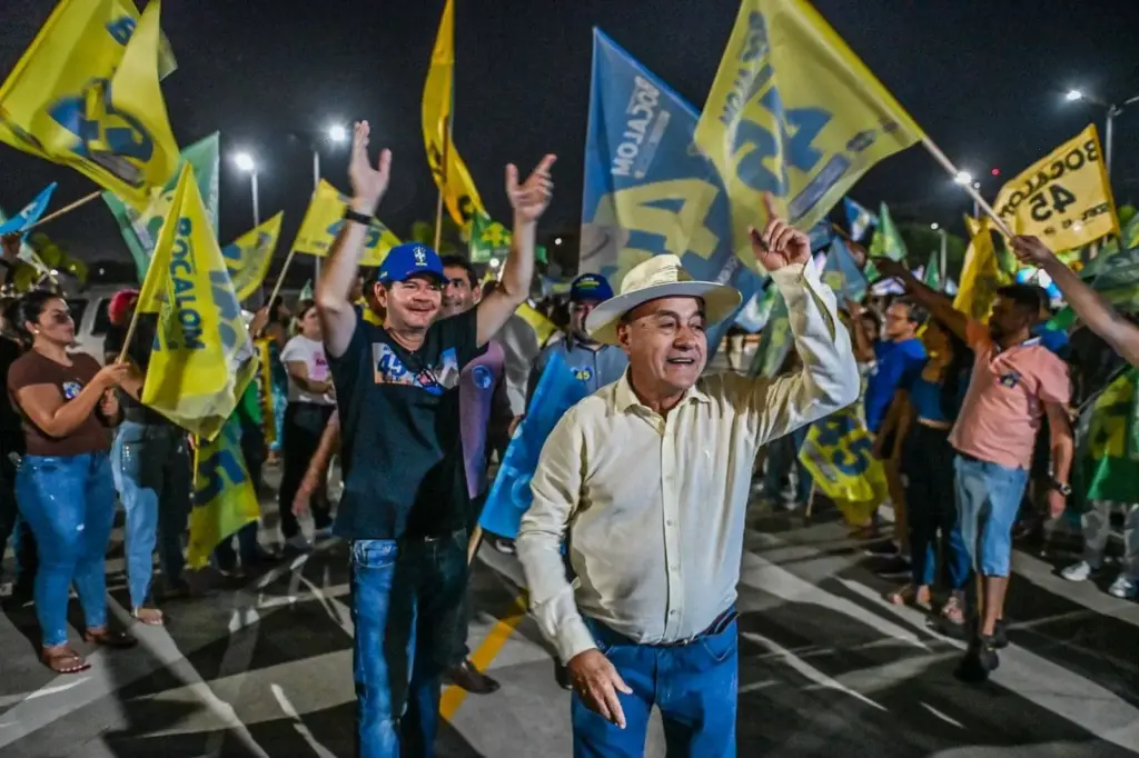Com bandeiraço e carro de som, Bocalom é recebido por centenas de apoiadores no ac24horas Com bandeiraço e carro de som, Bocalom é recebido por centenas de apoiadores no ac24horas