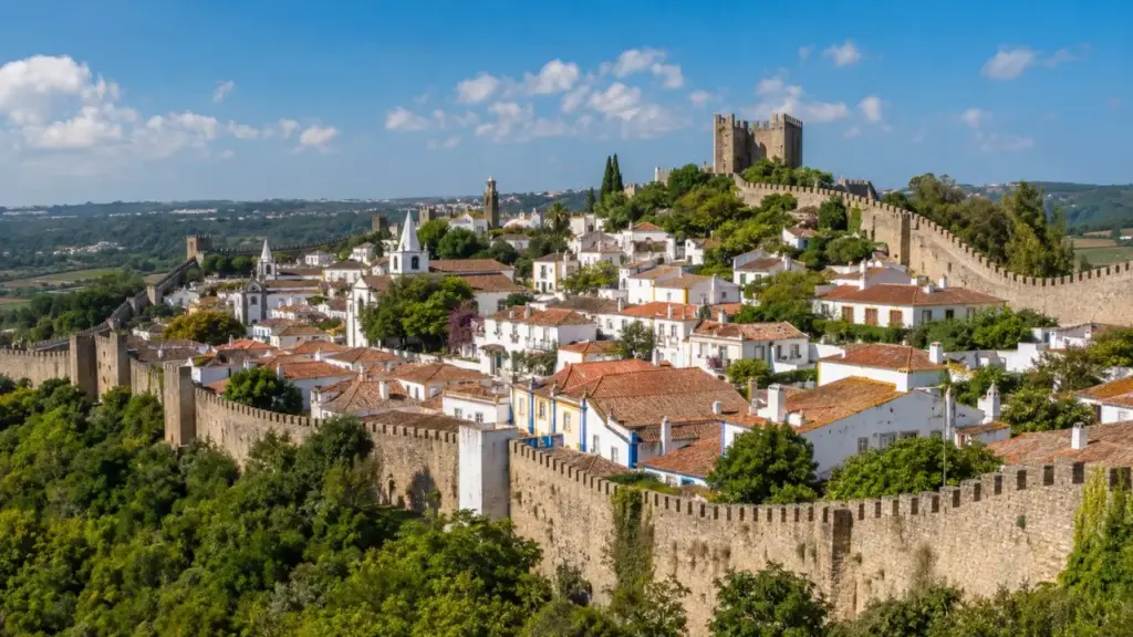 A cidade em Portugal que parece cenário de filme de ficção: Óbidos preserva muralhas medievais,  castelo do século XII, casas brancas, ruas de pedra sem carros e história ligada às rainhas portuguesas