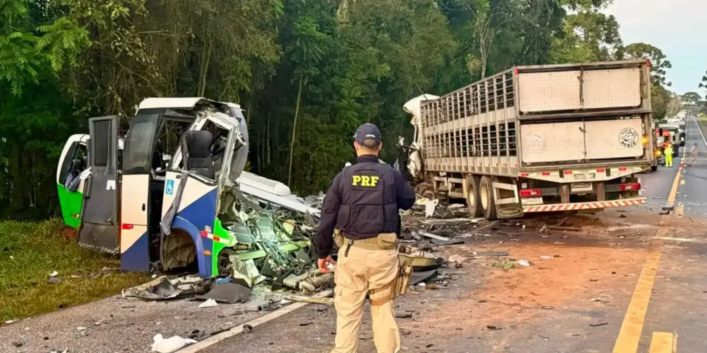 Acidente entre ônibus e caminhão mata 23 pessoas em estrada no Paraná Acidente entre ônibus e caminhão mata 23 pessoas em estrada no Paraná