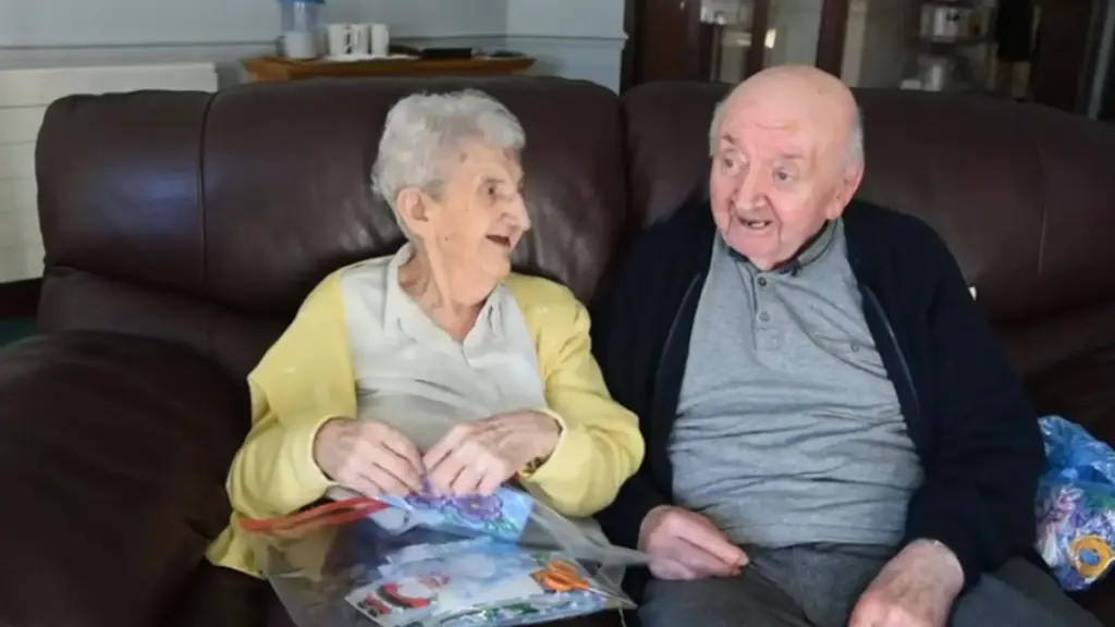 Ada Keating, aos 98 anos, mudou-se para um lar de idosos para continuar cuidando do filho de 80: “Nunca deixas de ser mãe”