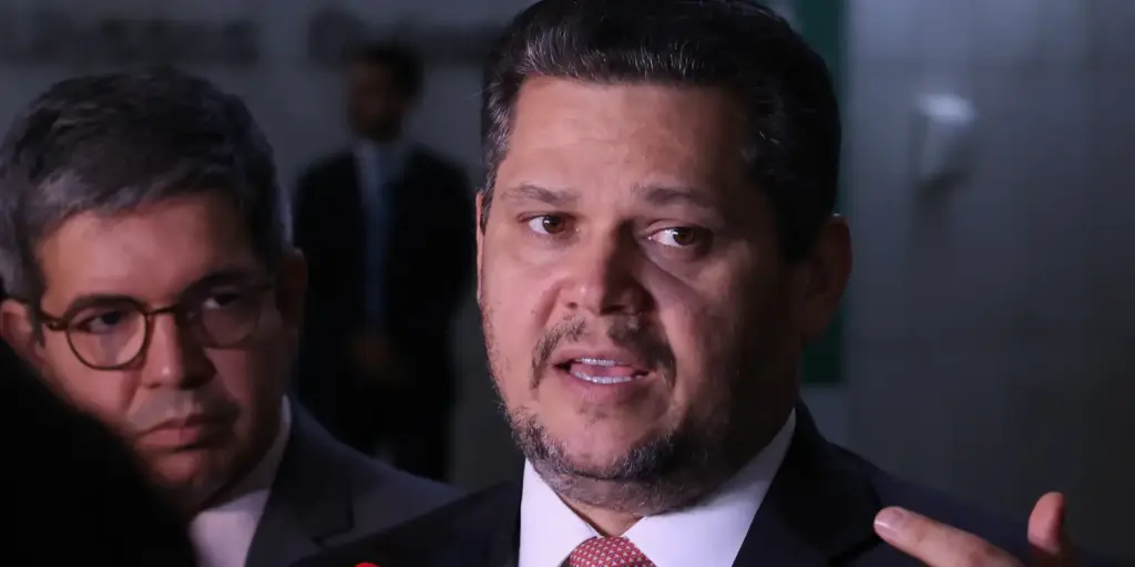 Alcolumbre envia PEC do fim da escala 6x1 para CCJ do Senado