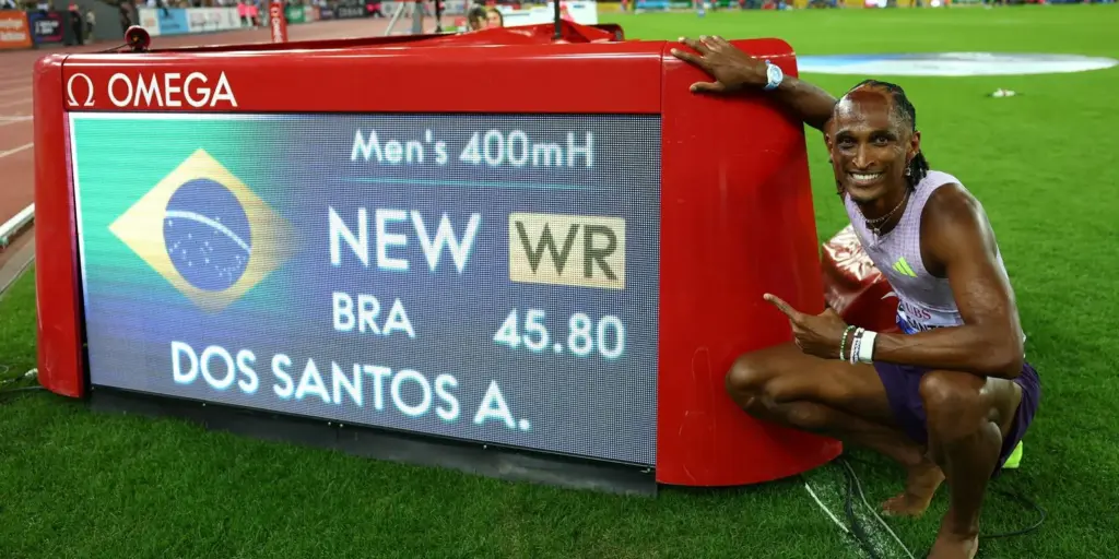 Alison dos Santos quebra recorde mundial dos 400m com barreiras