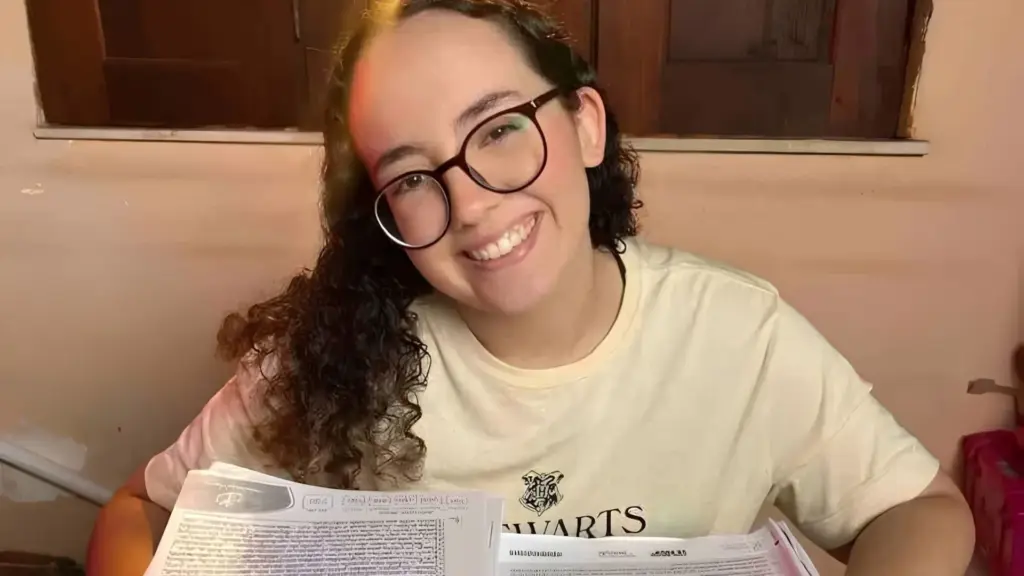 Aluna de 18 anos do Maranhão abre mão de uma aprovação em Relações Internacionais para perseguir o sonho de Medicina, passa a estudar até dez horas por dia e transforma a rotina pesada no 1º lugar da USP pelo Enem-USP Aluna de 18 anos do Maranhão abre mão de uma aprovação em Relações Internacionais para perseguir o sonho de Medicina, passa a estudar até dez horas por dia e transforma a rotina pesada no 1º lugar da USP pelo Enem-USP