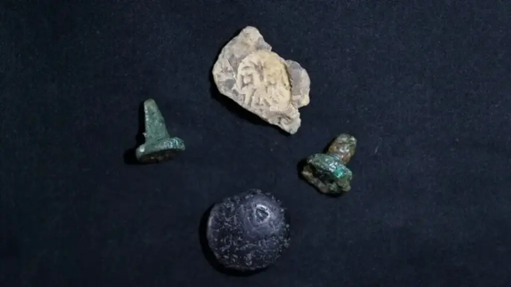 Arqueólogos abrem pequeno amuleto de cobre enterrado há 1.500 anos na Turquia e encontram folha de ouro de 0,1 milímetro com possível passagem da Bíblia