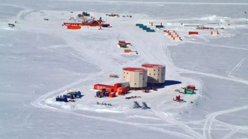 Na Antártica, pesquisadores isolados a mais de 1.000 quilômetros da costa e sem voos durante o inverno enfrentam a temperatura mais baixa da Terra desde 2012 Na Antártica, pesquisadores isolados a mais de 1.000 quilômetros da costa e sem voos durante o inverno enfrentam a temperatura mais baixa da Terra desde 2012