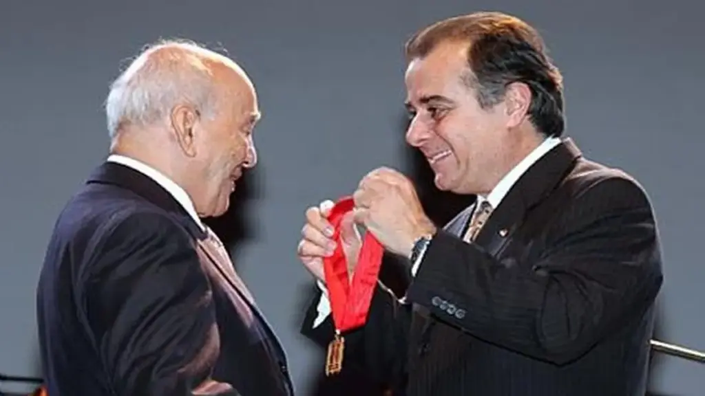 Antes de receber a maior honraria da advocacia brasileira, José Afonso da Silva trabalhou como garimpeiro, padeiro, lavrador e alfaiate, formou-se em Direito pela USP e ajudou na elaboração da Constituição de 1988 Antes de receber a maior honraria da advocacia brasileira, José Afonso da Silva trabalhou como garimpeiro, padeiro, lavrador e alfaiate, formou-se em Direito pela USP e ajudou na elaboração da Constituição de 1988
