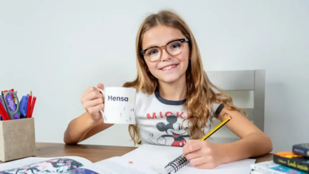Aos 10 anos, menina britânica surpreende ao alcançar QI de 136 e ser aceita na Mensa; Poppy tinha dificuldades para escrever, fez o teste de inteligência e recebeu convite para integrar a a sociedade internacional de pessoas superdotadas