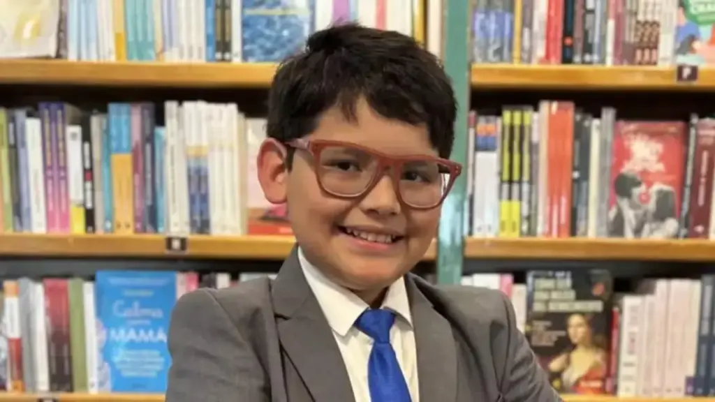 Aos 10 anos, pequeno “gênio” com QI 162 aprende em ritmo tão fora do padrão que a própria mãe precisou buscar especialistas para entender suas altas habilidades; David transformou episódios de bullying em projeto com inteligência artificial, já se aventura por sete idiomas, experiências ligadas à NASA e sonha em realizar uma cirurgia no espaço Aos 10 anos, pequeno “gênio” com QI 162 aprende em ritmo tão fora do padrão que a própria mãe precisou buscar especialistas para entender suas altas habilidades; David transformou episódios de bullying em projeto com inteligência artificial, já se aventura por sete idiomas, experiências ligadas à NASA e sonha em realizar uma cirurgia no espaço