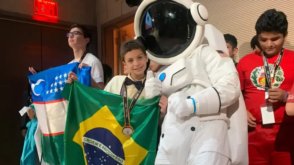 Aos 9 anos, estudante brasileiro supera 47 concorrentes e ganha medalha de ouro em olimpíada mundial de Matemática nos Estados Unidos Aos 9 anos, estudante brasileiro supera 47 concorrentes e ganha medalha de ouro em olimpíada mundial de Matemática nos Estados Unidos