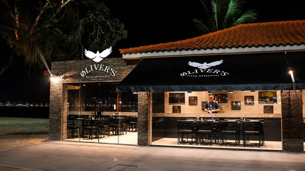 Aos 23 anos, DJ larga noites, viagens e agenda instável, abre pizzaria com o pai no quintal de casa com R$ 15 mil e transforma tentativa que começou entre vizinhos em rede de 7 unidades, investimento que faturou R$ 24 milhões