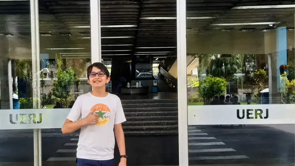 Ele tinha apenas 12 anos e cursava o 7º ano do ensino fundamental quando prestou o vestibular da UERJ como treineiro, superou as duas etapas da seleção e foi aprovado em Matemática, mas ainda sonha em cursar Engenharia da Computação