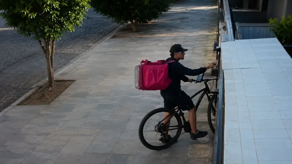 Entregador que implorou para assaltante não levar bicicleta recupera bens e recusa doações: “Vou seguir pelo meu trabalho” Entregador que implorou para assaltante não levar bicicleta recupera bens e recusa doações: “Vou seguir pelo meu trabalho”