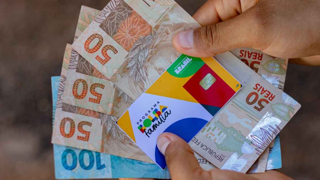 Beneficiários com NIS de final 4 recebem Bolsa Família de agosto