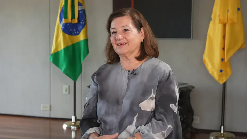 Brasil vai adotar reciprocidade contra os EUA após governo Trump retirar visto de embaixadora brasileira, e Brasília prepara resposta diplomática equivalente