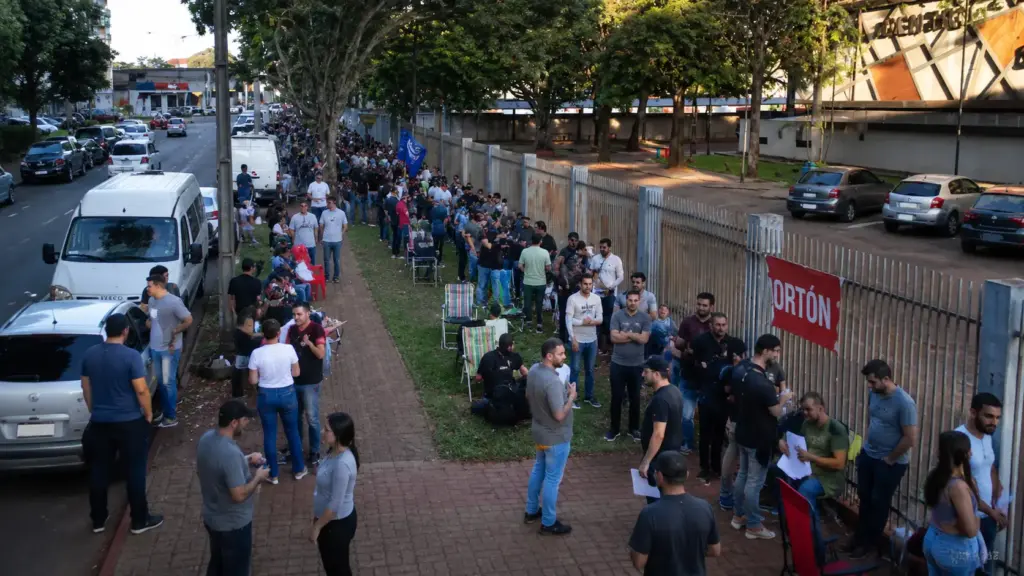 Brasileiros fazem fila por horas no Paraguai, pedidos de residência mais que dobram em 5 anos e impostos menores atraem empresários, aposentados e famílias em busca de uma nova vida