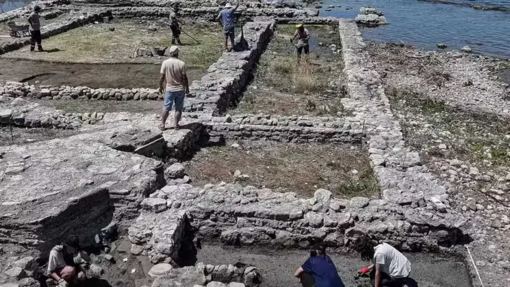 Igreja de 1,7 mil anos é encontrada sob basílica submersa em lago da Turquia, 30 centímetros abaixo do piso, e pode ter ligação com o Concílio de Niceia de 325 d.C. Igreja de 1,7 mil anos é encontrada sob basílica submersa em lago da Turquia, 30 centímetros abaixo do piso, e pode ter ligação com o Concílio de Niceia de 325 d.C.