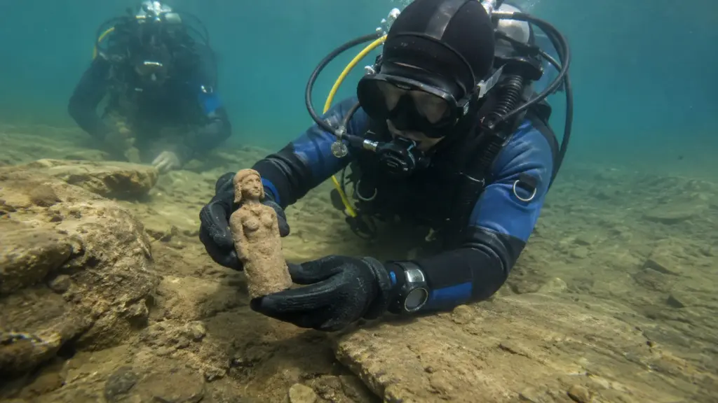 Mergulhadores encontram no fundo de lago italiano uma estatueta de quase 3 mil anos, feita à mão na Idade do Ferro e ainda marcada pelas impressões digitais de quem moldou o barro