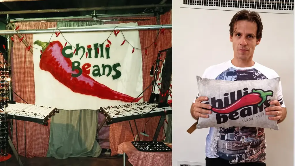 Jovem foi aos Estados Unidos para tentar seguir carreira na música, começou a trazer óculos em uma mochila, vendeu os produtos em feiras alternativas e em 1997 abriu um pequeno estande em São Paulo, que virou a Chilli Beans, rede com mais de 1.200 pontos de venda em 20 países