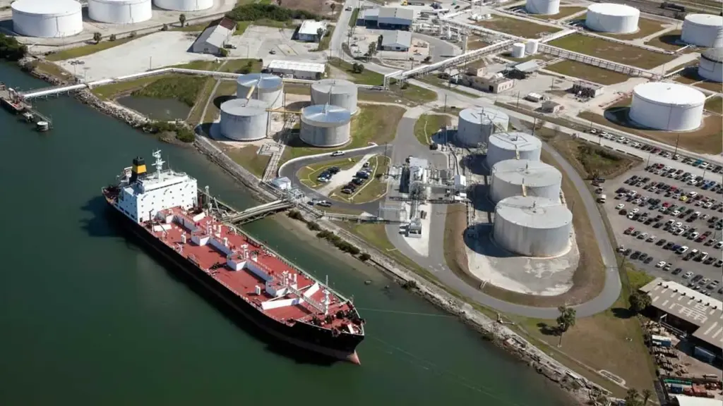 Governo prorroga por 60 dias o imposto de 12% sobre a exportação de petróleo no mesmo dia em que a Justiça Federal derruba a cobrança por liminar, e o setor fica com duas decisões opostas na mesa